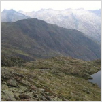 L'Estany i el Refugi de Pinet, amb el mass�s de Bassies al seu darrere)