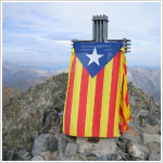 Les senyeres que habitualment penjen de la creu de la Pica d'Estats ens recorden el car�cter de s�mbol que t� aquesta muntanya)