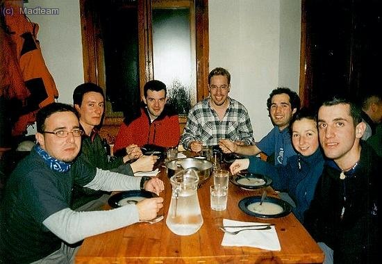 En la cena: Ivan, Dani, Joan, Roger, Julio, Mari, Farell. foto: EVA