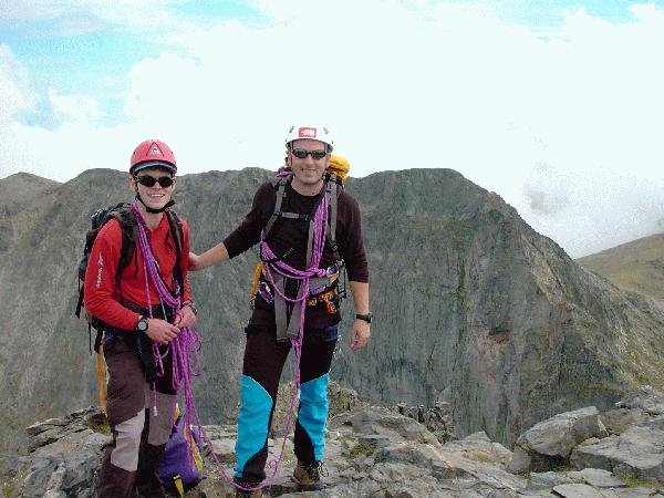 Lisu y yo en la cima del Canigó con la deseada pared del Barbet detrás (por donde suben vias de escalada potentes)