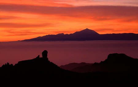 Atardecer con el Roque Nublo y el Teide al fondo. Realizada desde el Pico de las Nieves. 1850 mtrs.