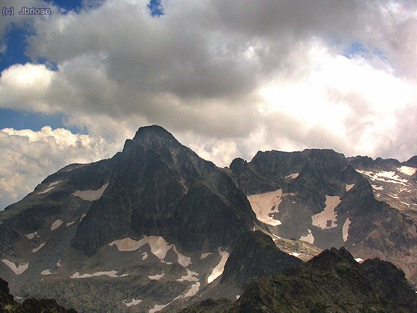Balaitous al descubierto. La climatología evoluciona positivamente y aparece altiva la cima del Balaitous desde sus más de 3000 m de altura.