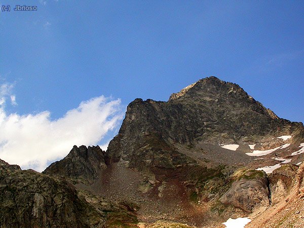 Pico de Palas desde Arriel. Un vistazo atrás cuando volvemos a pasar por el ibon superior de Arriel. Ahora la montaña se muestra en todo su esplendor, libre de nubes.