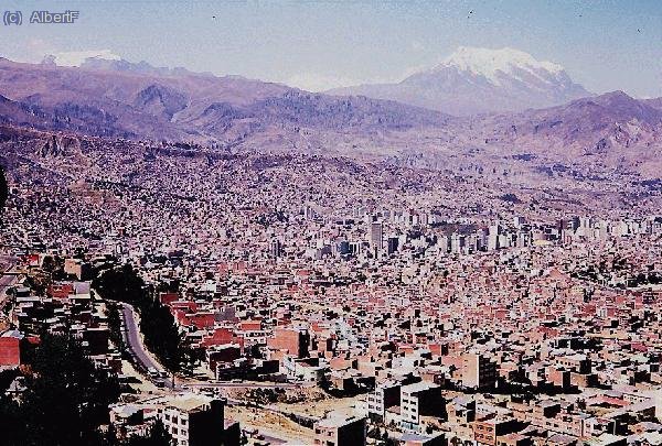 La Paz, la capital, se encuentra en un barranco, entre un rango de altura de 4100-3300m