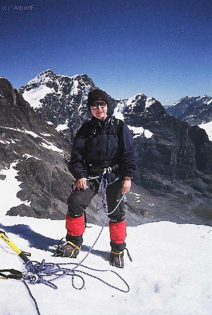 Olga, por fin, en la cima del Pequeño Alpamayo, a 5400m. hacia el Huallomen.