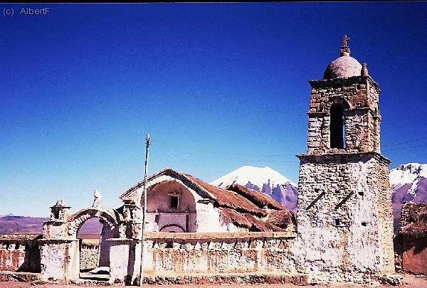 La iglesia de Sajama, con el Parinacota 6330m (izquierda), y el Pomerata 6222m