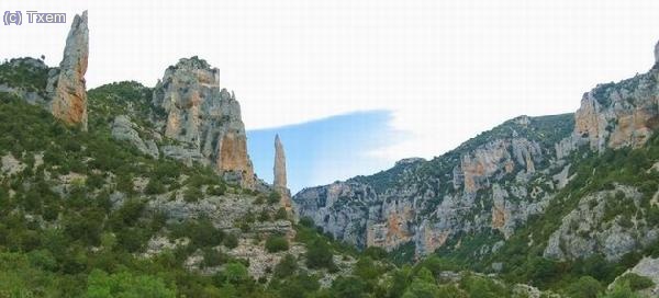 Entrada al cañón del Mascún con las curiosas formaciones de la Ciudadela y la Cuca Bellostas