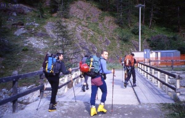 Empezando la subida al refugio Chabot en el puente de Alp Pravieux