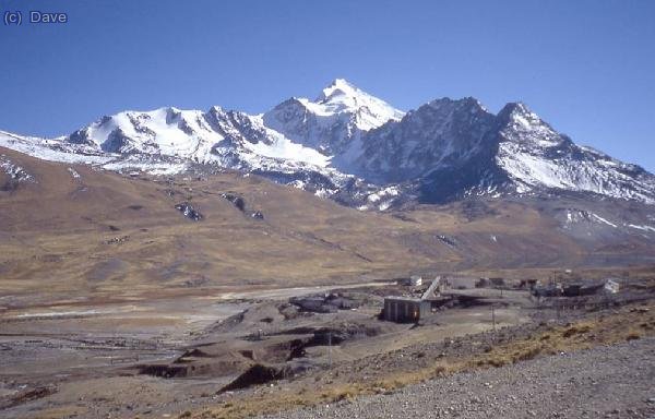 El Huayna desde Milluni. A primer plano las minas de estaño de Milluni