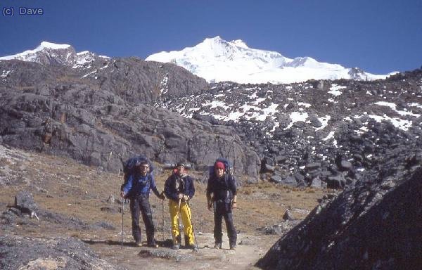 Dave, Josep Mª y 
Dani iniciando el ascenso hacia el Campo de las Rocas