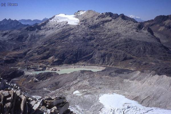 Vista desde el Campo de las Rocas hacia el paso Zongo. Detrás el Pico Charquini (5.320 m)