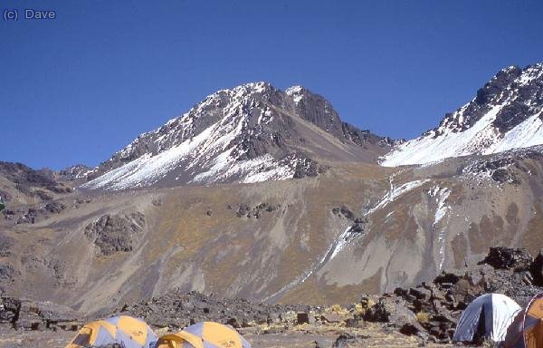 El Cerro Áustria desde el Campo Base. El collado de acceso es el de la derecha