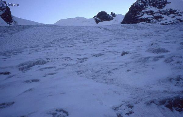En el glaciar. Al fondo la cumbre redondeada del Tarija.