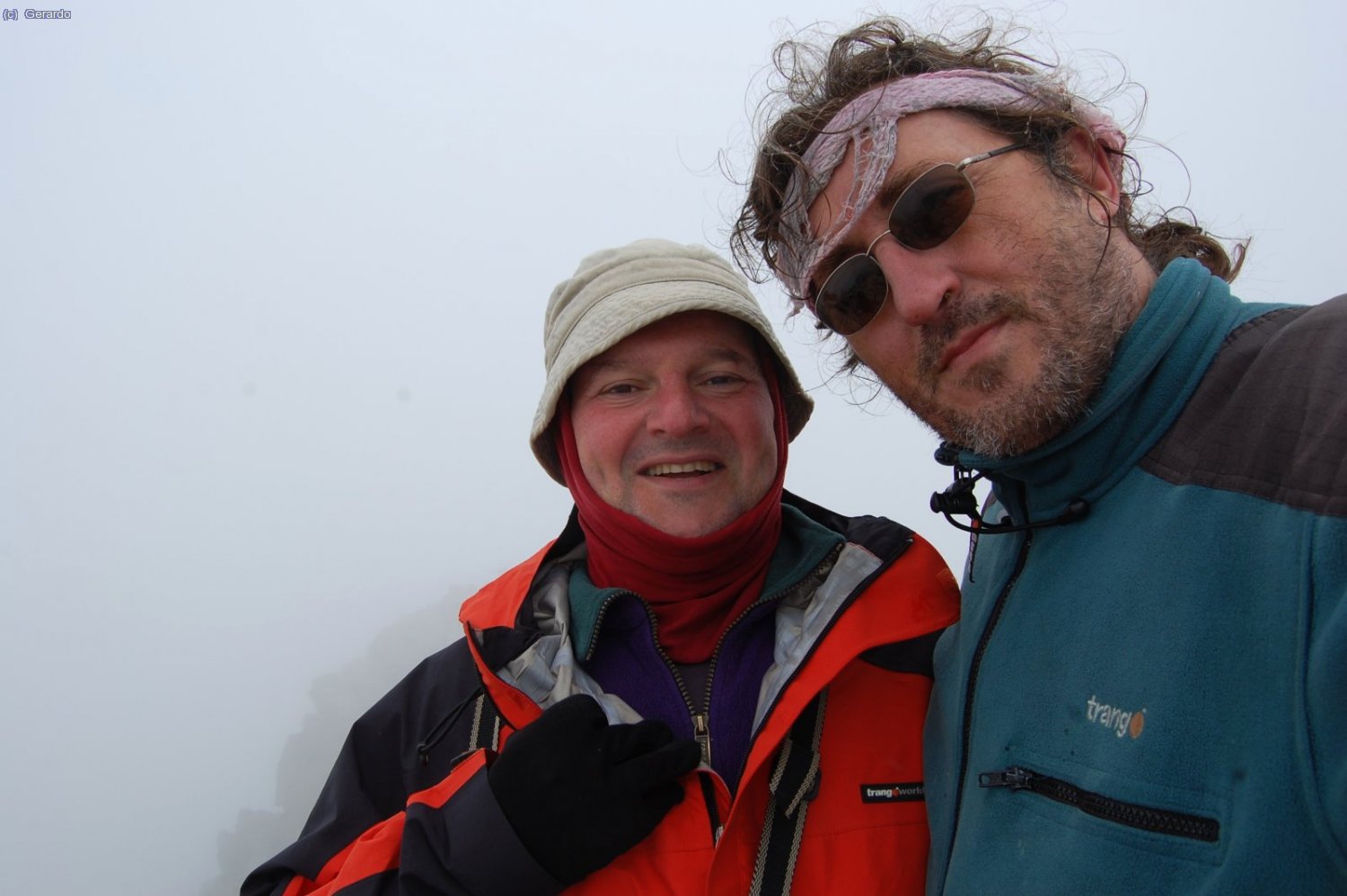 Pues bueno, aquí estamos Pep y yo en la cima oriental, la más alta (3.071). Podríamos estar en cualquier parte...