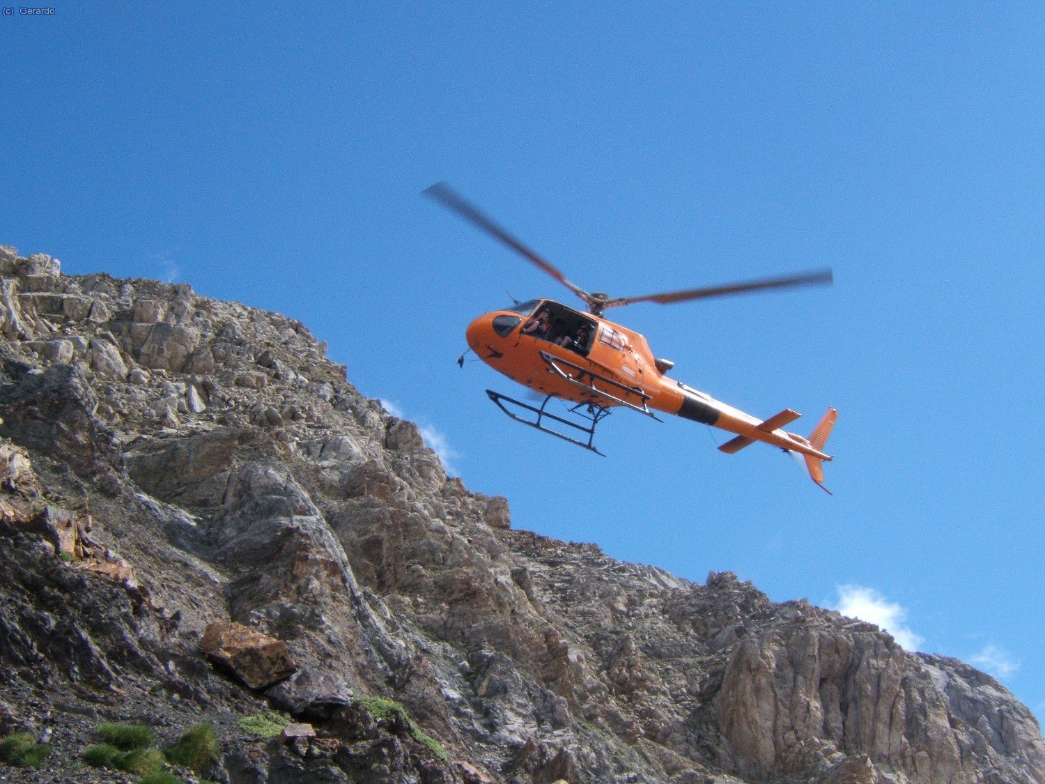 Cobertura aérea con los Vallibiernas detrás... Por suerte, un helicóptero en el monte con fines mucho más lúdicos y agradables que la asistencia a un accidente...