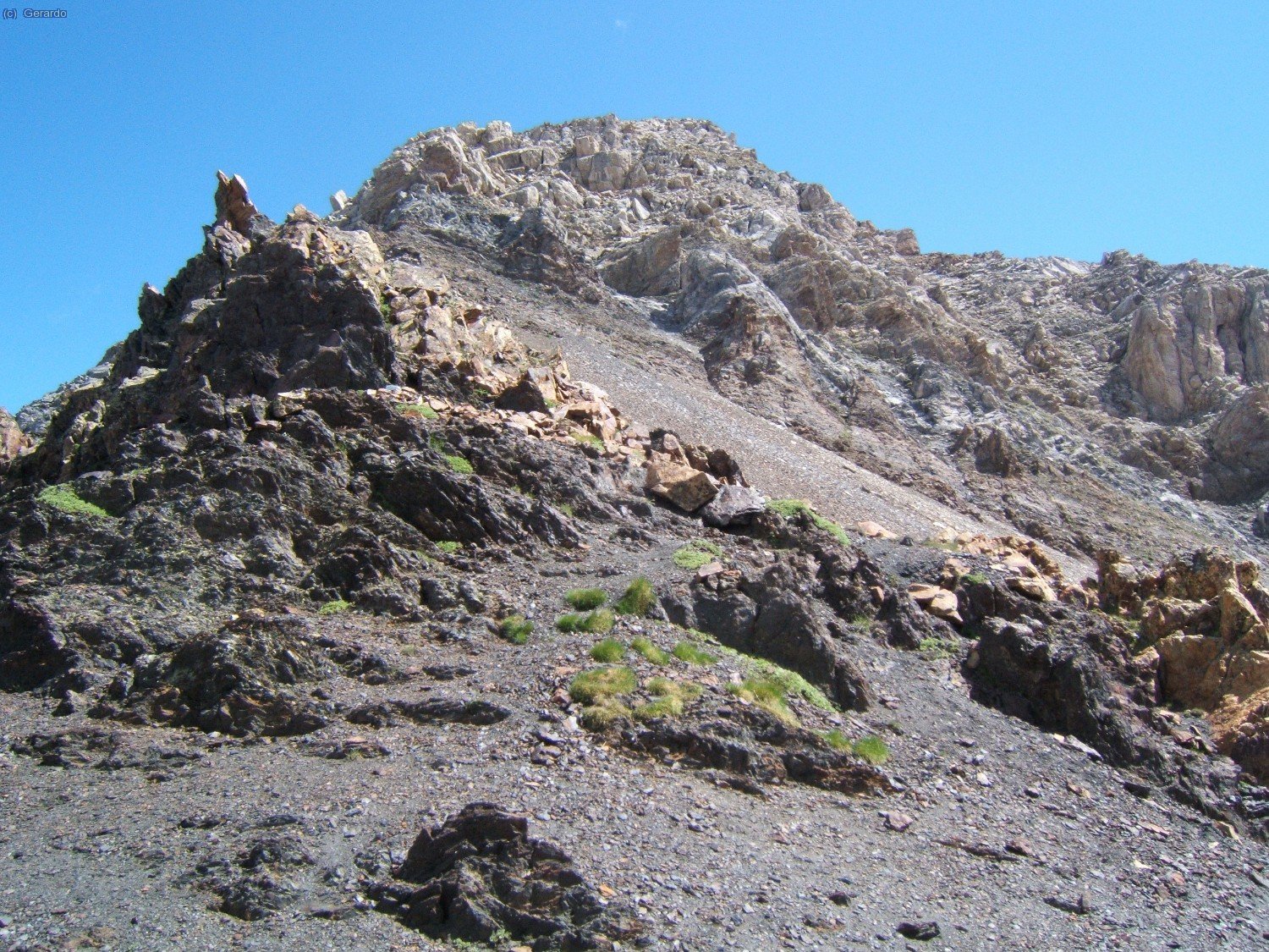 Un aspecto de la escarpada vertiente sur del pico, desde el coll de Llauset.