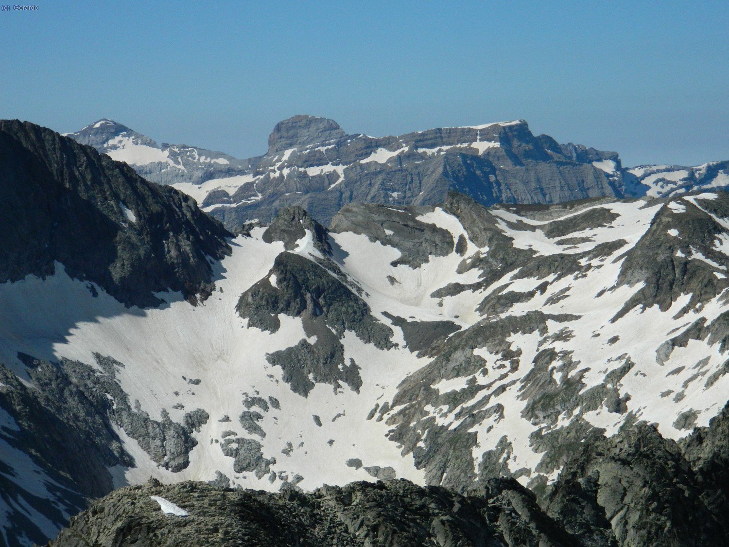 Enlazada con la anterior, detalle (de izquierda a derecha) hacia el Monte Perdido, el mojón del Cilindro de Marboré y el "altiplano" del Marboré, ya sobre el Circo de Gavarnie.