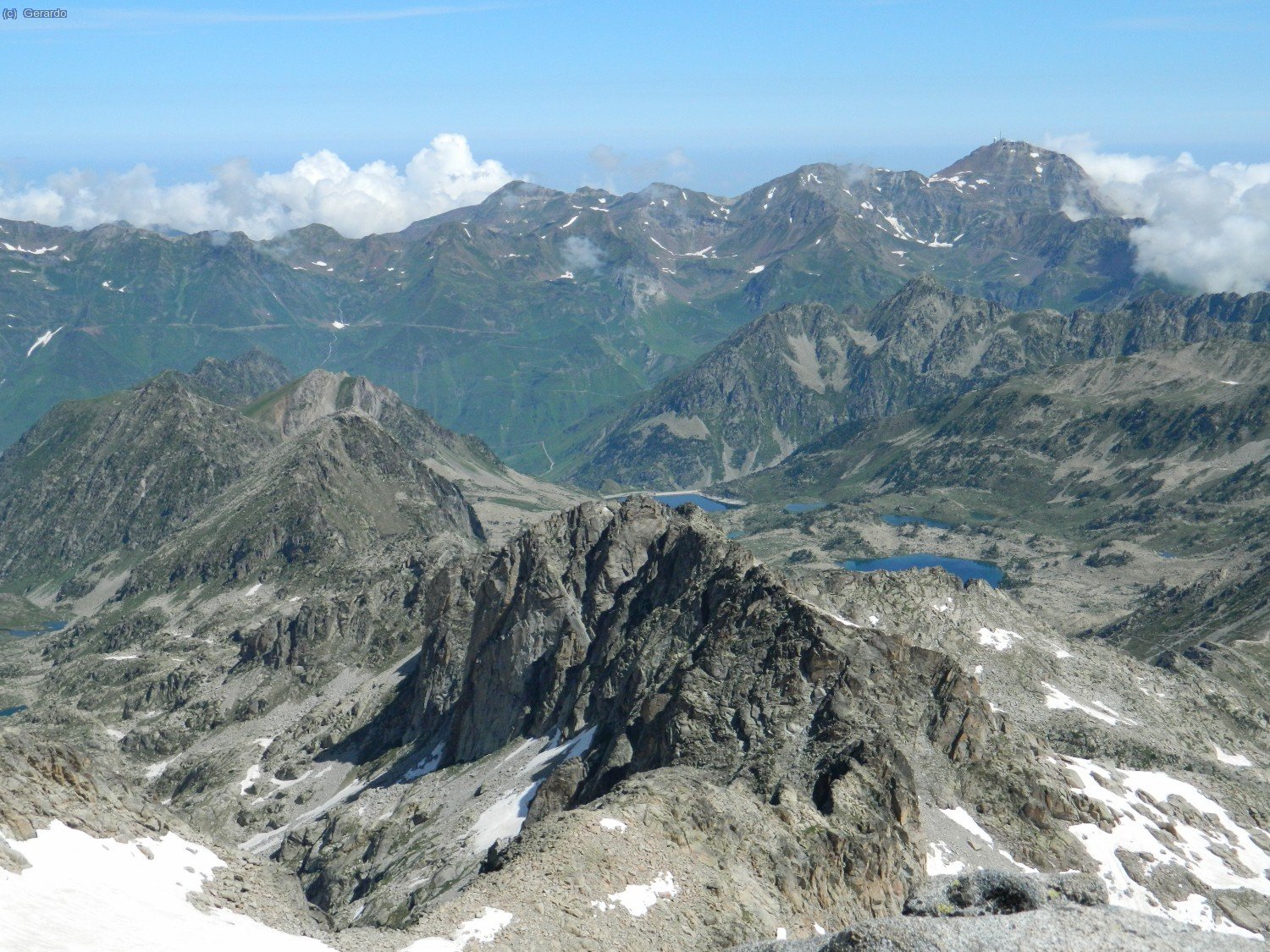 Detalle hacia el Midi de Bigorra, al norte. A sus pies, en el valle, se ve un tramo de la carretera del Col de Tourmalet.