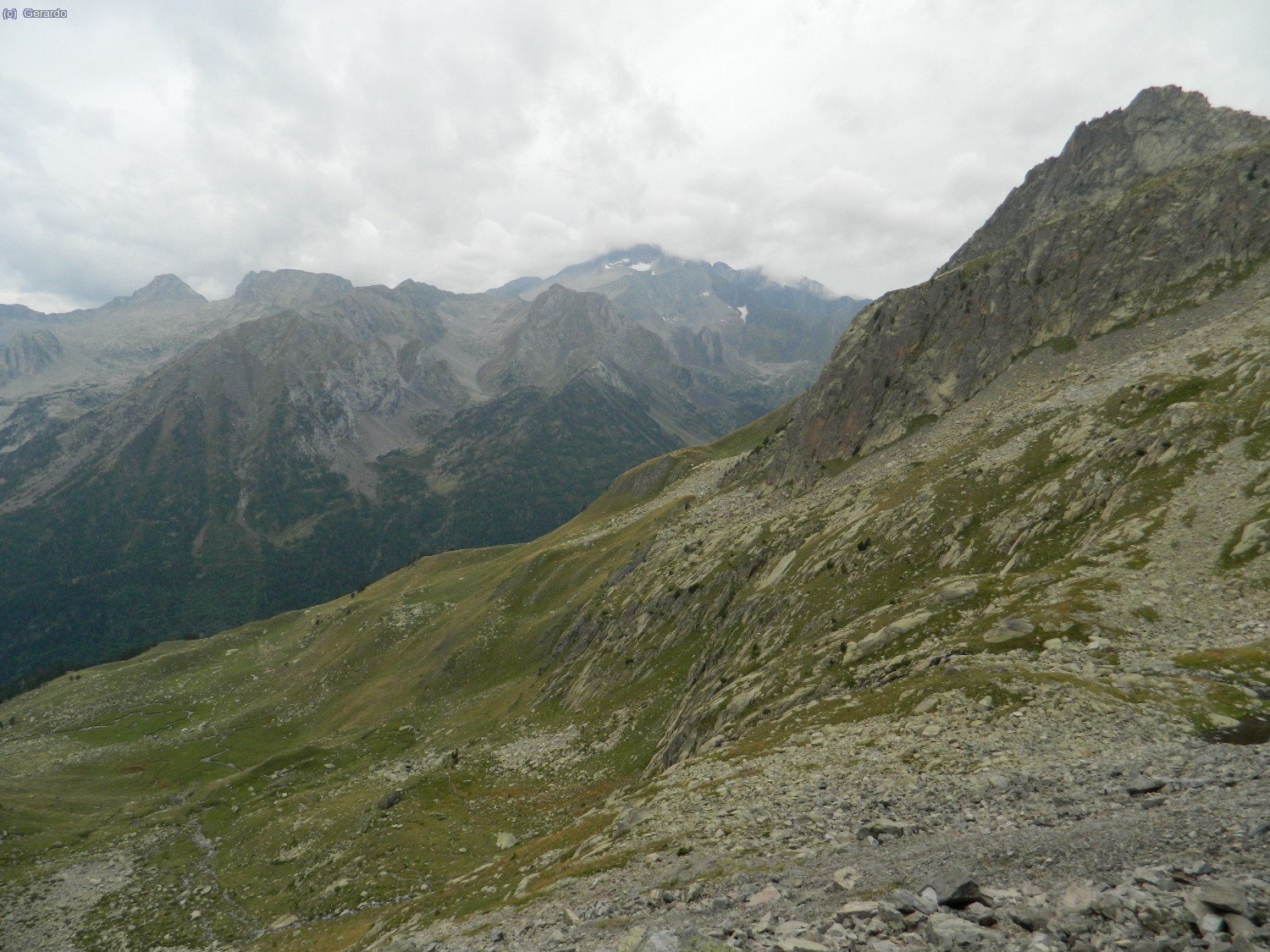 Un vistazo hacia el suodeste, con el Posets medio nublado en el centro, y el Escorvets, piramidal, a la izquierda.