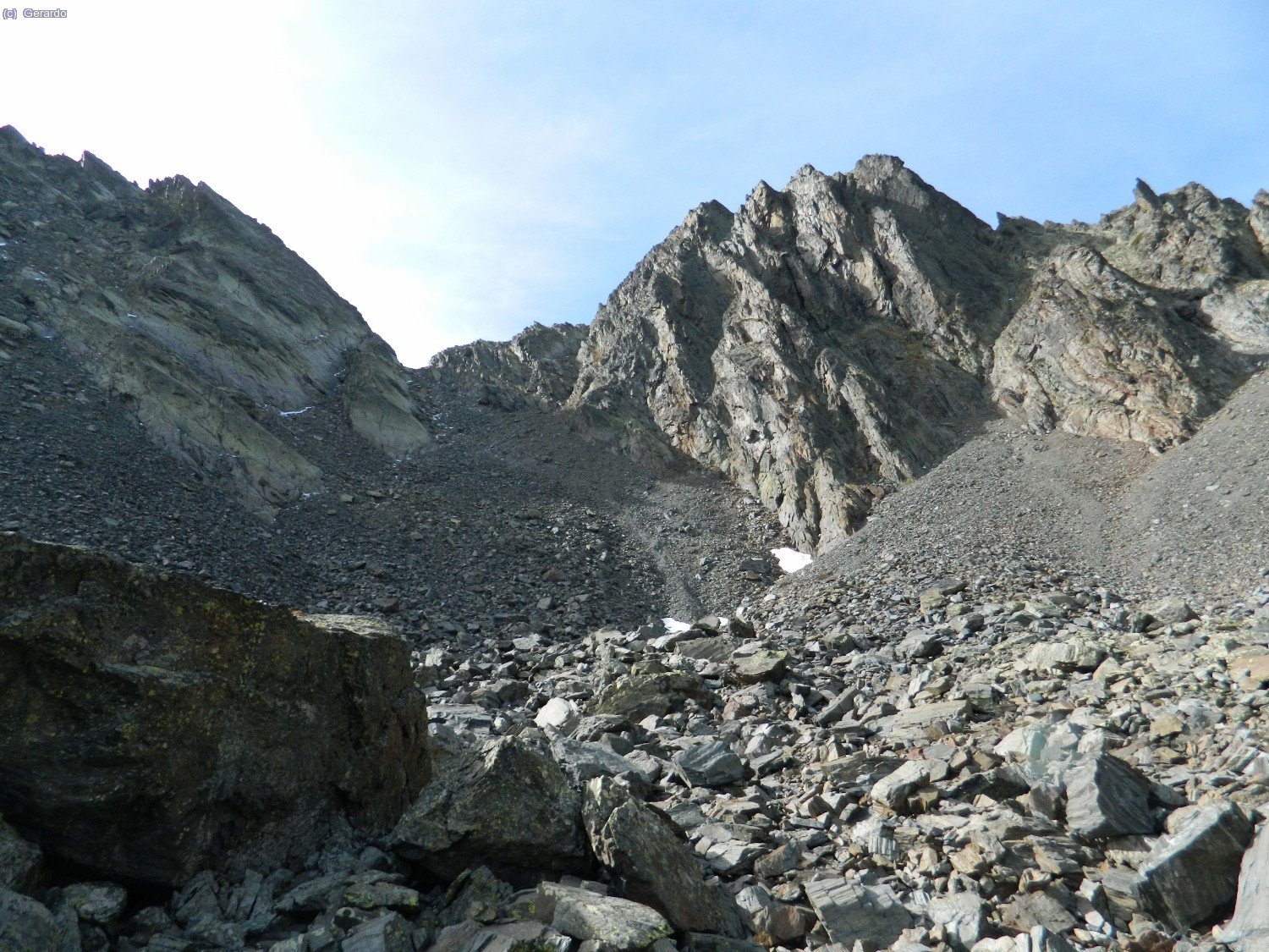 Vamos progresando poco a poco por este empinado muestrario de piedras... A la izquierda la loma somital del Comapedrosa, y a la derecha del colladito el Pic de Baiau.