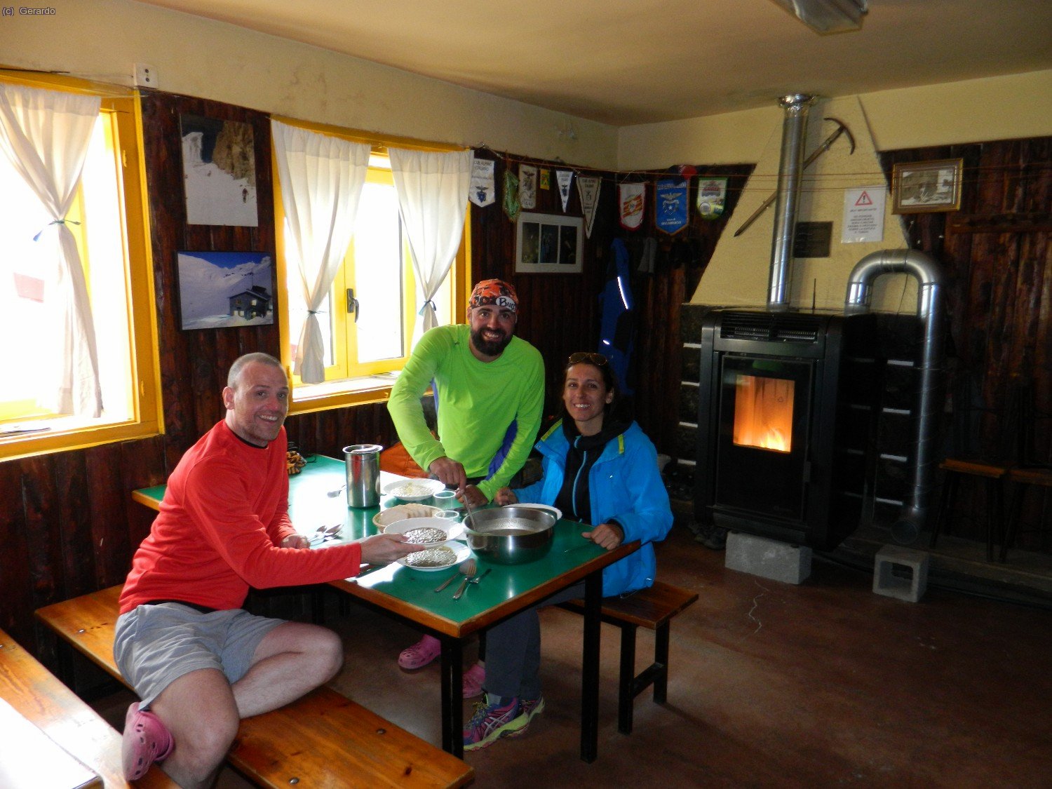 Carlos, Tomás y Paula en el mítico y añejo comedor de Góriz. Un lugar con solera. Espero que cuando consumen la reforma, respeten los listones de madera de las paredes.