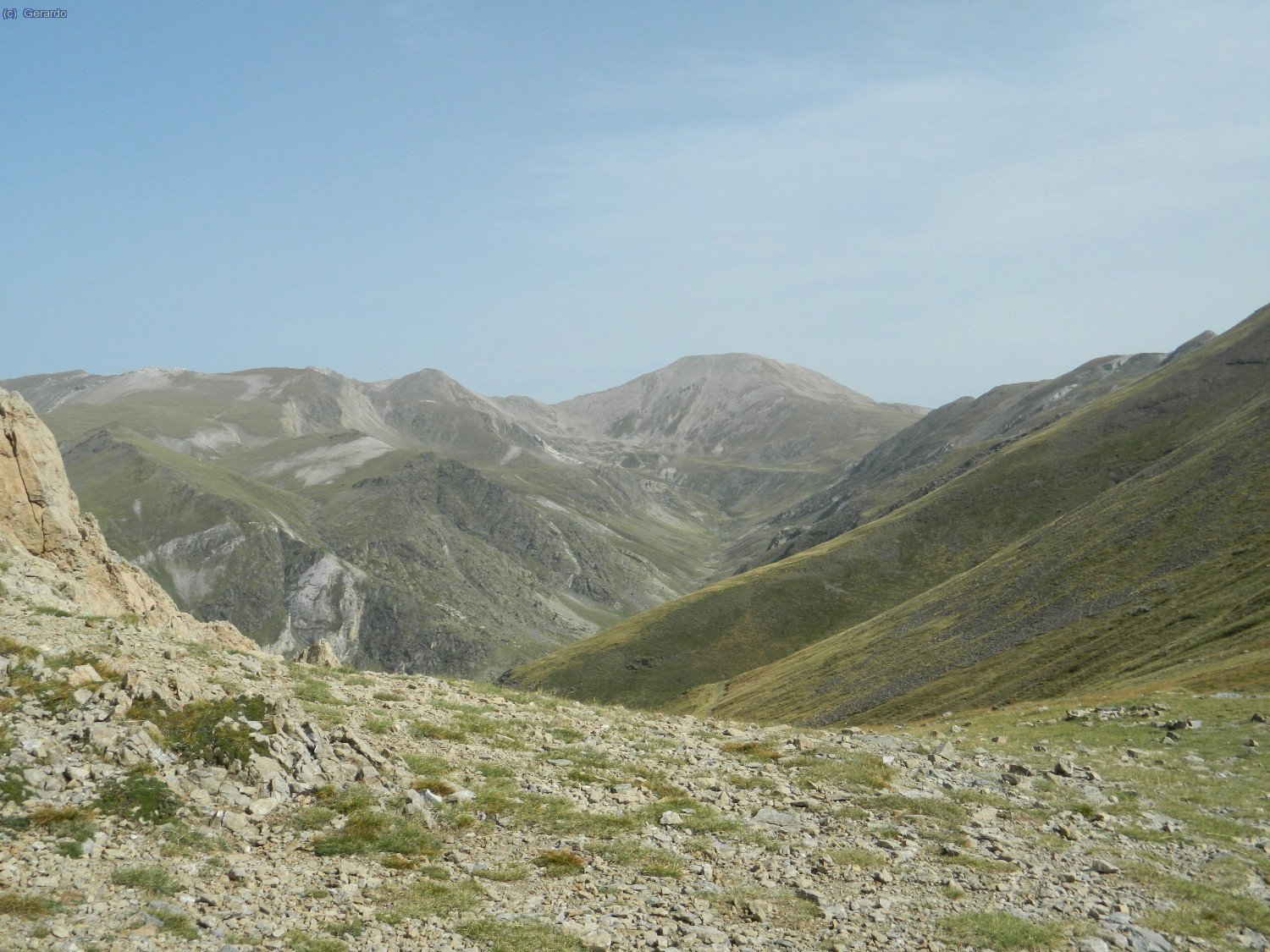 La Coma del Freser vista des del Coll dels Tres Pics, presidida al fons pel poderós Bastiments.