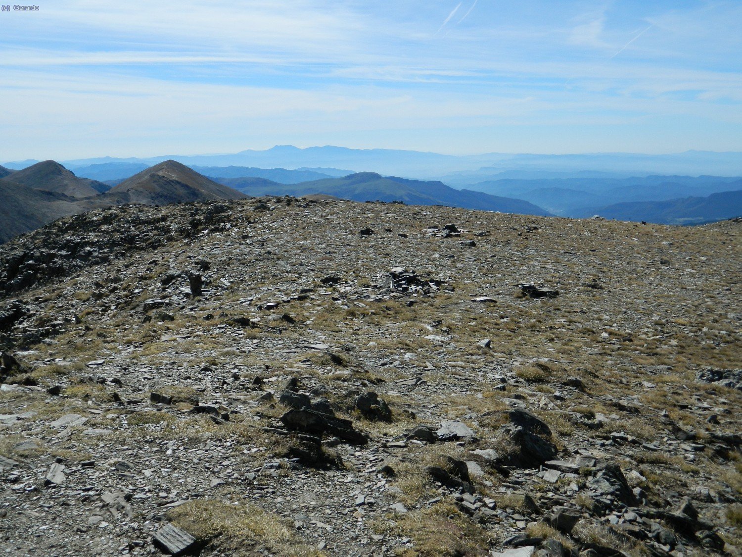 Sud, dominat de lluny pel Montseny-Matagalls, amb les puntes dels Torreneules a l