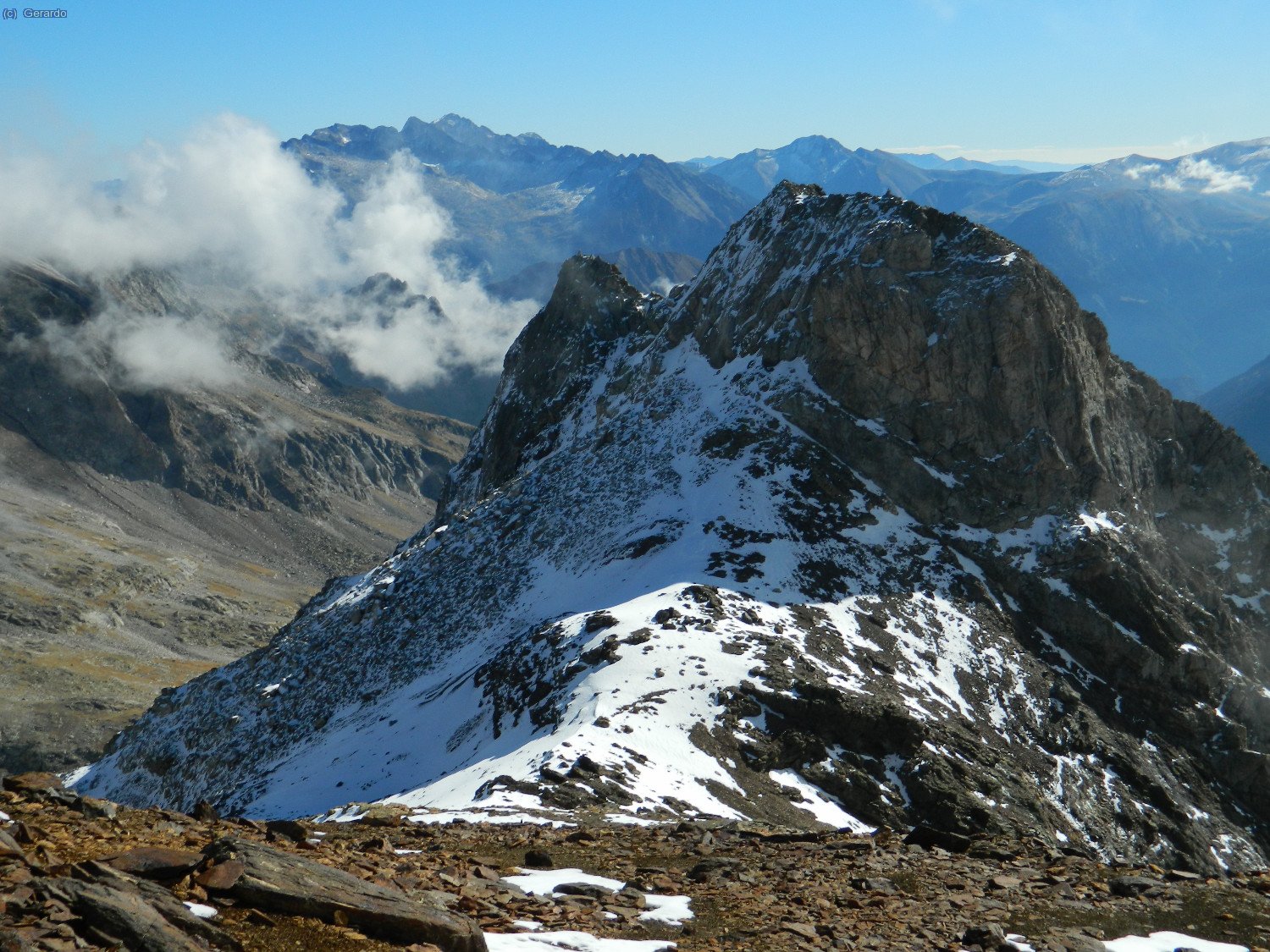 Sudeste. Maladetas-Aneto al fondo, Valliviernas más a la derecha, y en primer plano el Pico de Gías.