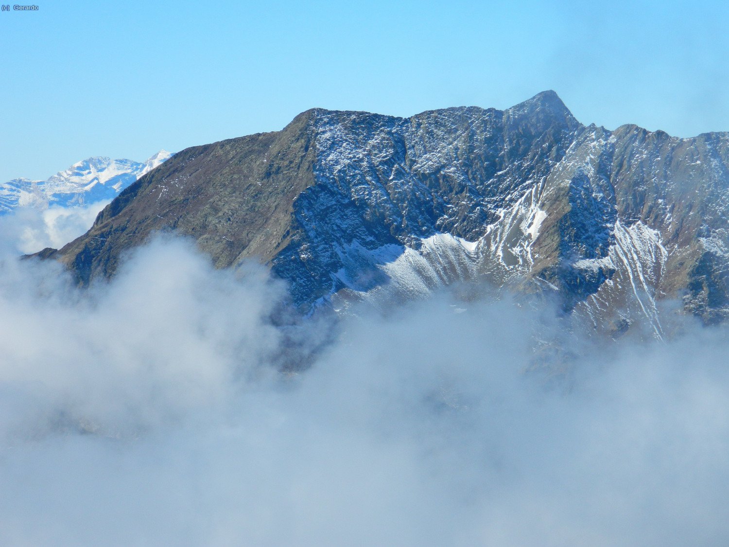 Detalle de Bachimala, con un espolvoreado Monte Perdido al fondo a la izquierda.