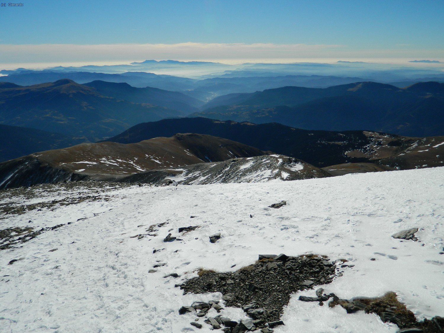 Y el horizonte meridional desde el borde del altiplano cimero, el primer lugar con nieve continua. Al fondo, Montseny-Matagalls, y a la derecha del todo Montserrat.