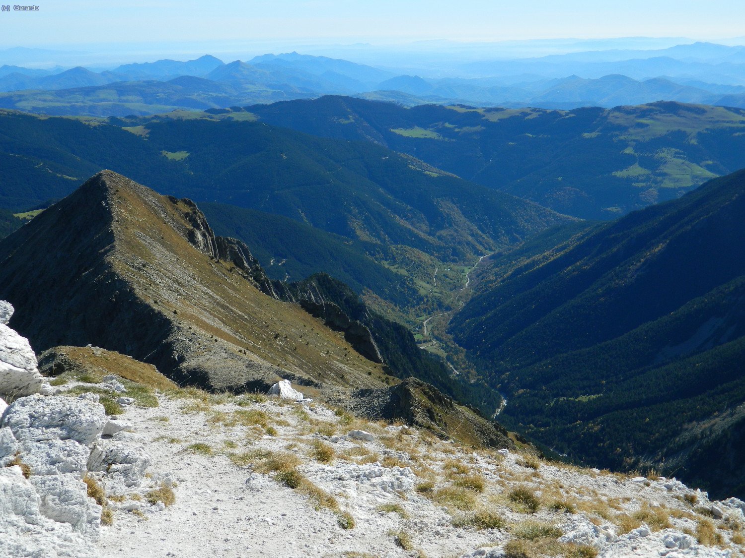 A sudest, la vall del Ter, amb la punta del Fajol petit a esquerra.