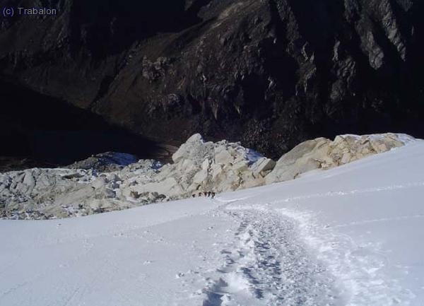 Una rampa de unos 45-50º al entrar al glaciar. Otros años no existe; este año habia mucha nieve. Con crampones bastaba