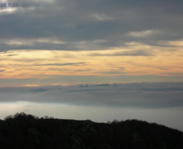 Montserrat treu el cap, enmig d´un mar de núvols.