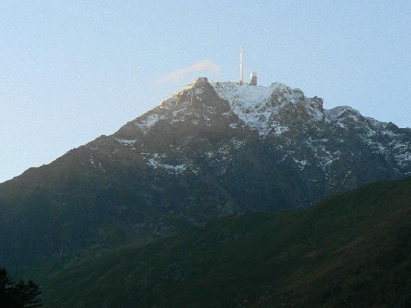 El Pic du Midi de Bigorre al amanecer desde las cabañas d´Ardalos