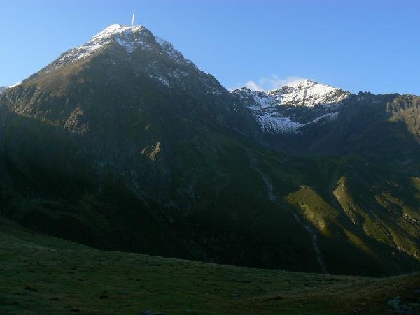El Pic du Midi de Bigorre y el Pic Cremat, por encima del Lac Peyrelade que queda en la cubeta