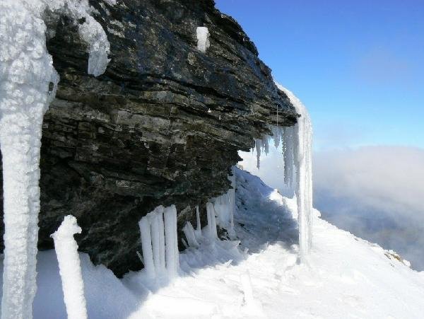 Estalactitas de nieve y hielo en la roca