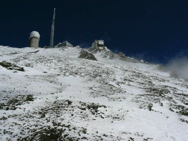 La cima desde la pista que comunica el pico con el Tourmalet
