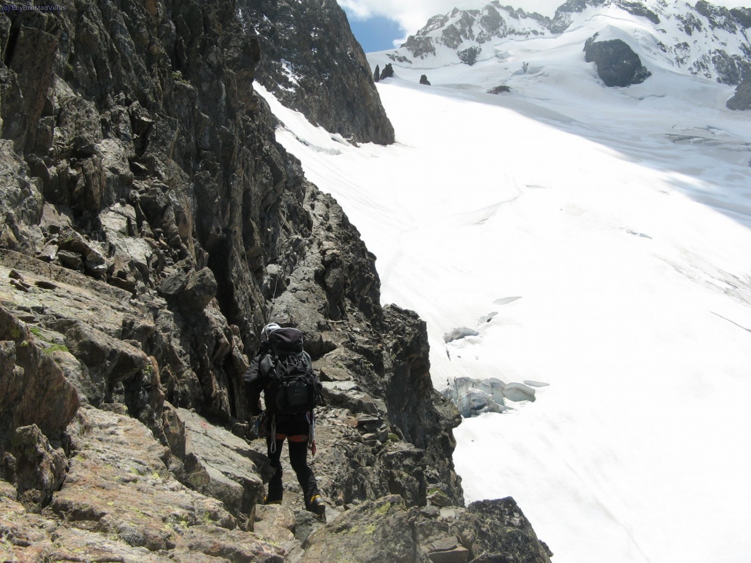 Para acceder al glaciar desde la cresta hay que seguir esta vira, equipada con cable.