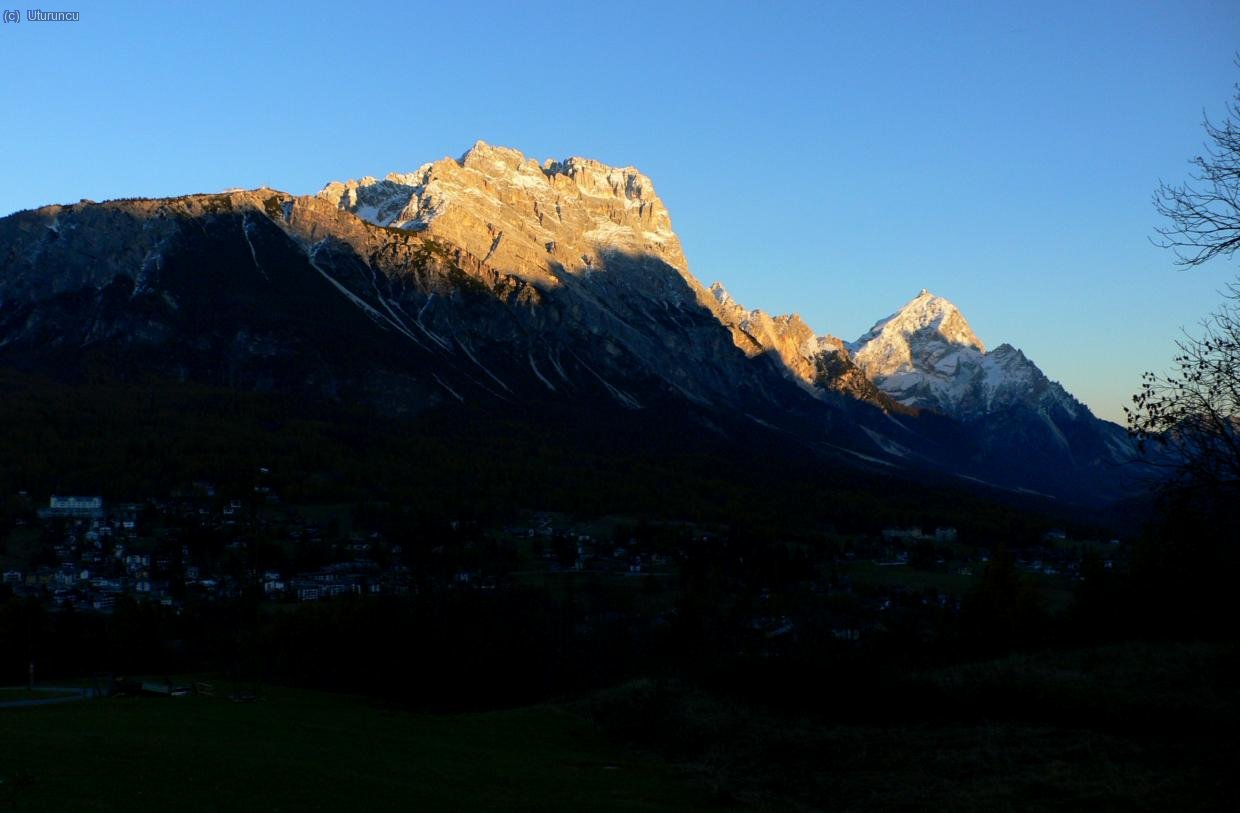 Monte Sorapis (3205m) y Monte Antelao (3264m, fondo derecha) desde Cortina d