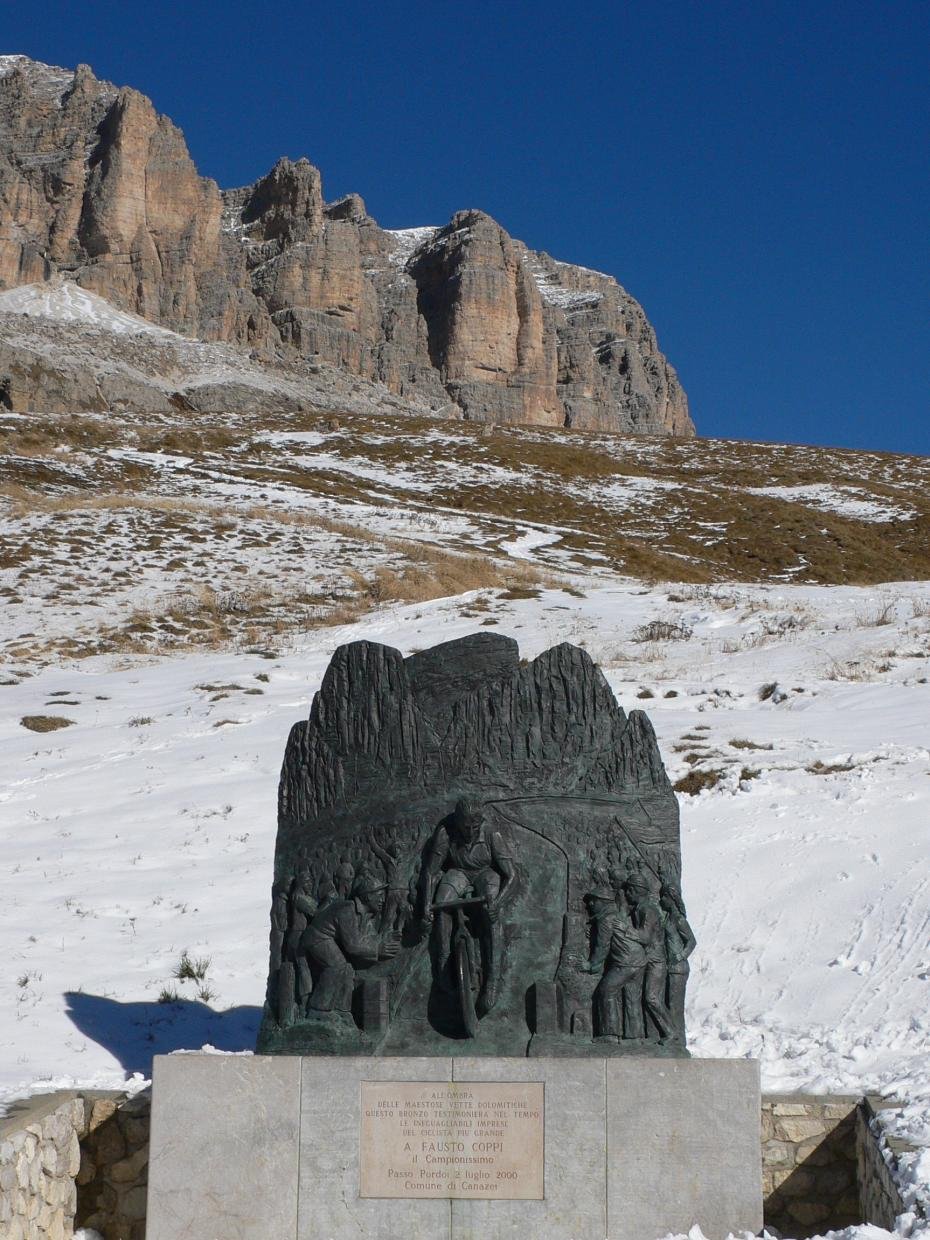 Monumento a Fausto Coppi en la cima del Passo Pordoi