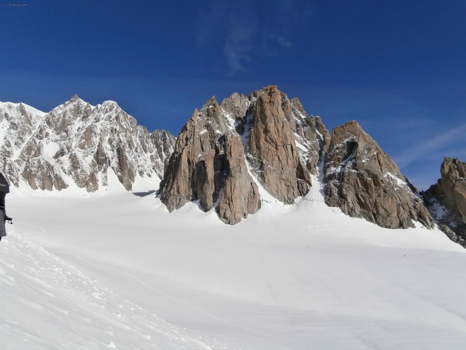 A peu de via, amb la impressionant cara sud del Mont Blanc de Tacul i el Grand Capucin.
