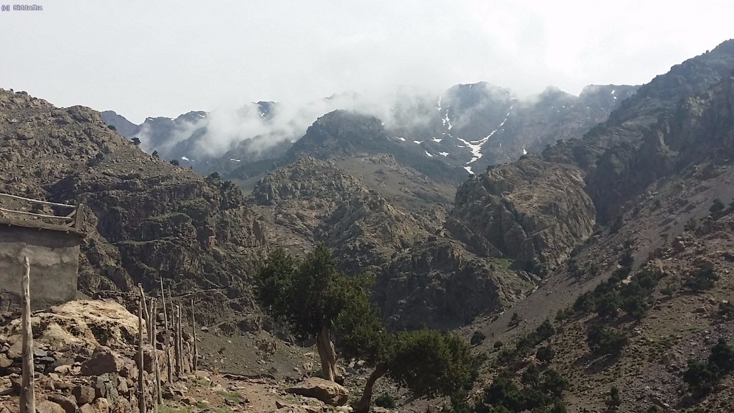 Valle de Azzaden con el Biguinnouesnse escondido entre nubes