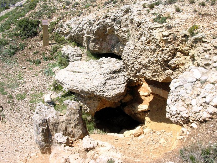 Estreta entrada a la Cova Santa. Antic lloc d