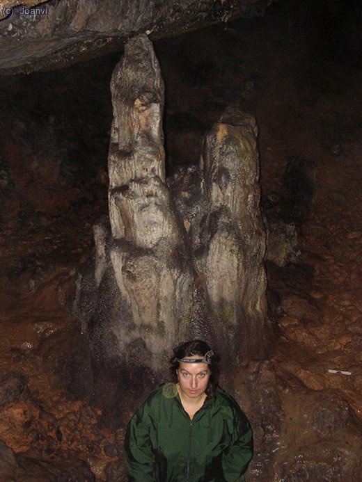 Interior de la Cova Santa. Precaució amb les relliscades amb el fang.
