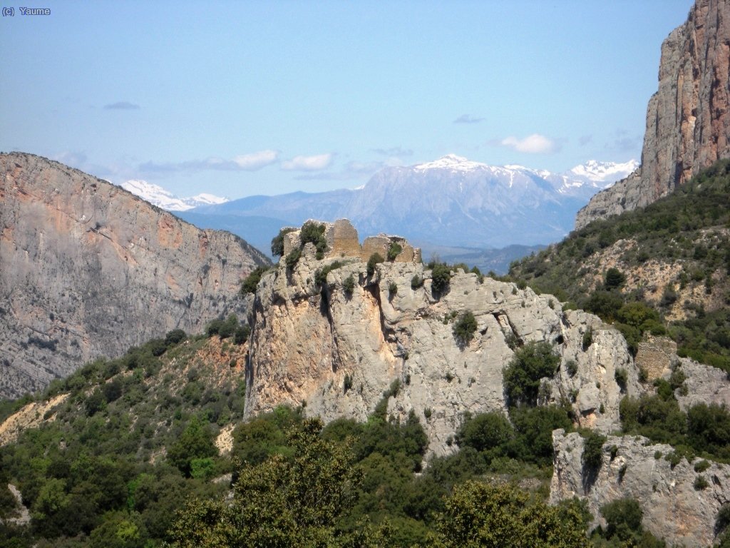 El castell de Sant Llorenç, darrera Turbó i Posets.