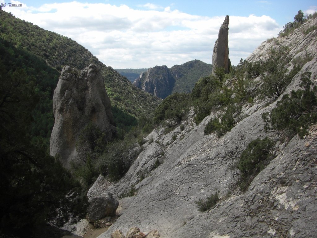 Belles roques, al darrera Montfalcó.