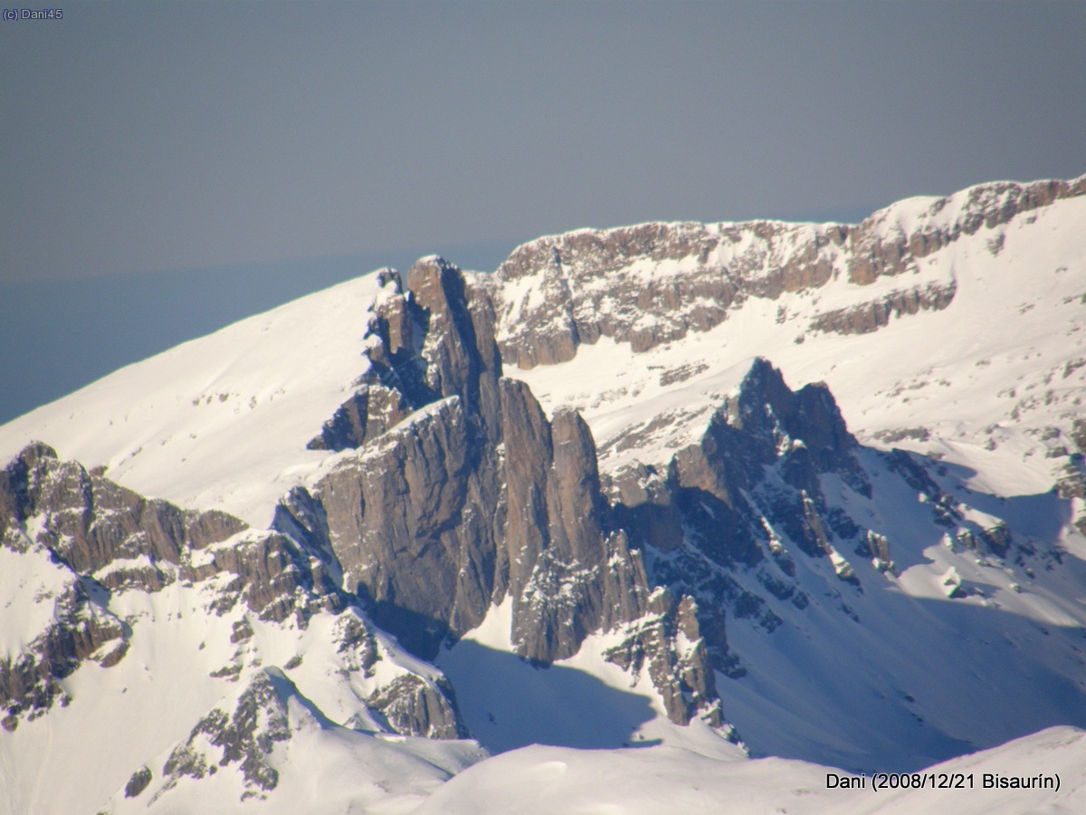Petretxema (vessant nevat 2.371 m), dreta Agulla N. d