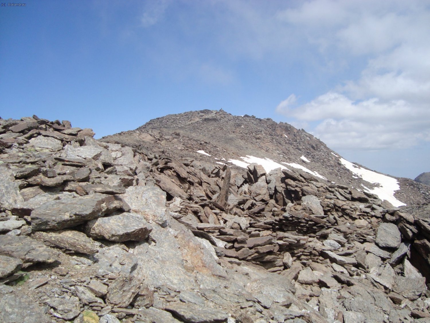 Ya podemos ver de cerca la cumbre de cumbres, El Mulhacén casi a tiro de piedra.