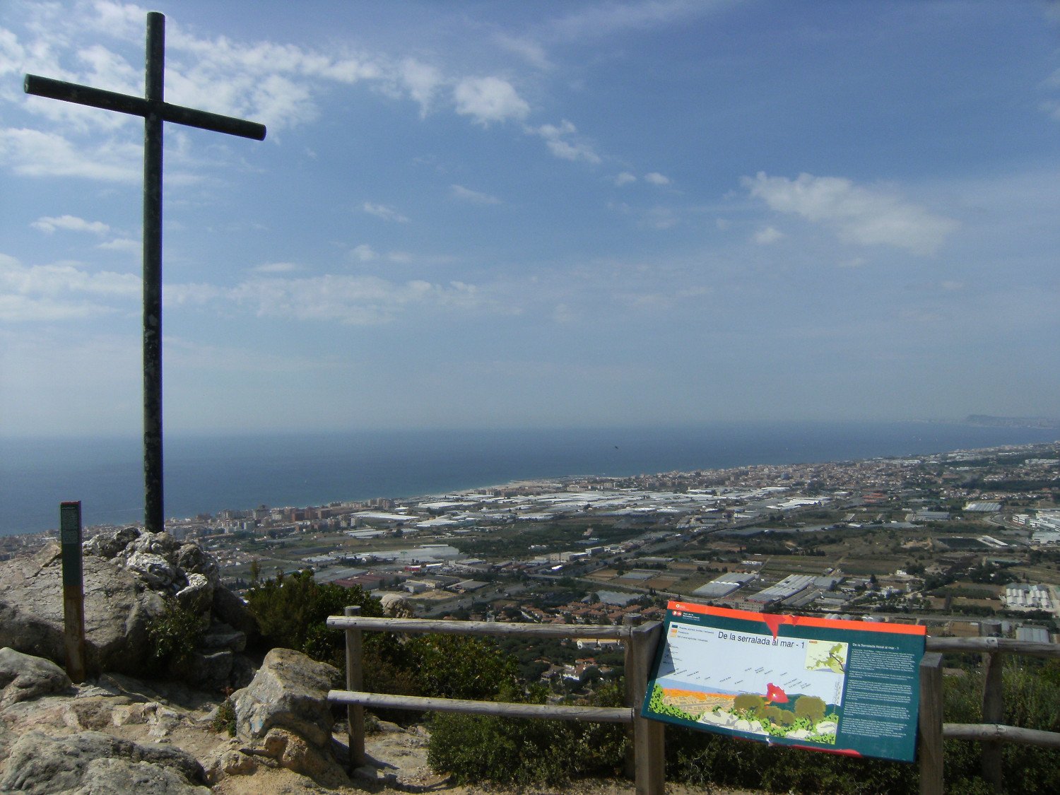 Creu del Montcabrer, vista y mirador a la costa del Maresme: en el centro Vilassar de Mar