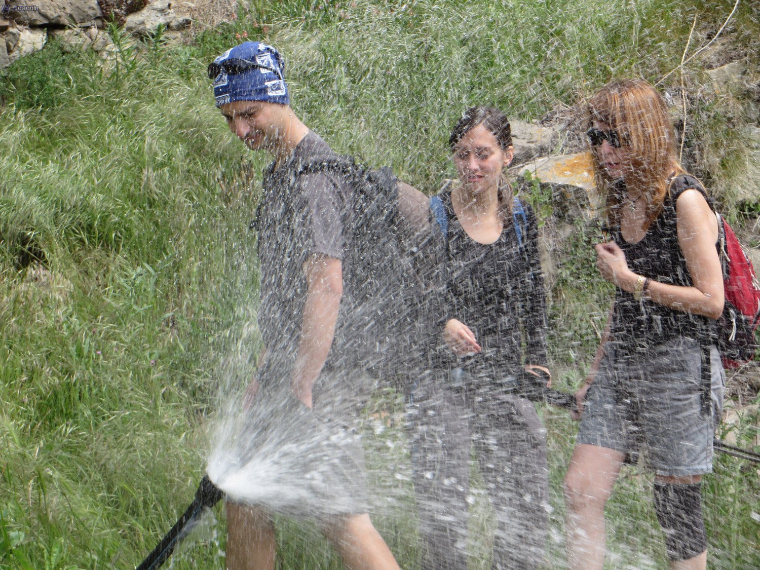 David, ana y Anna jugando con el agua en Bracons
